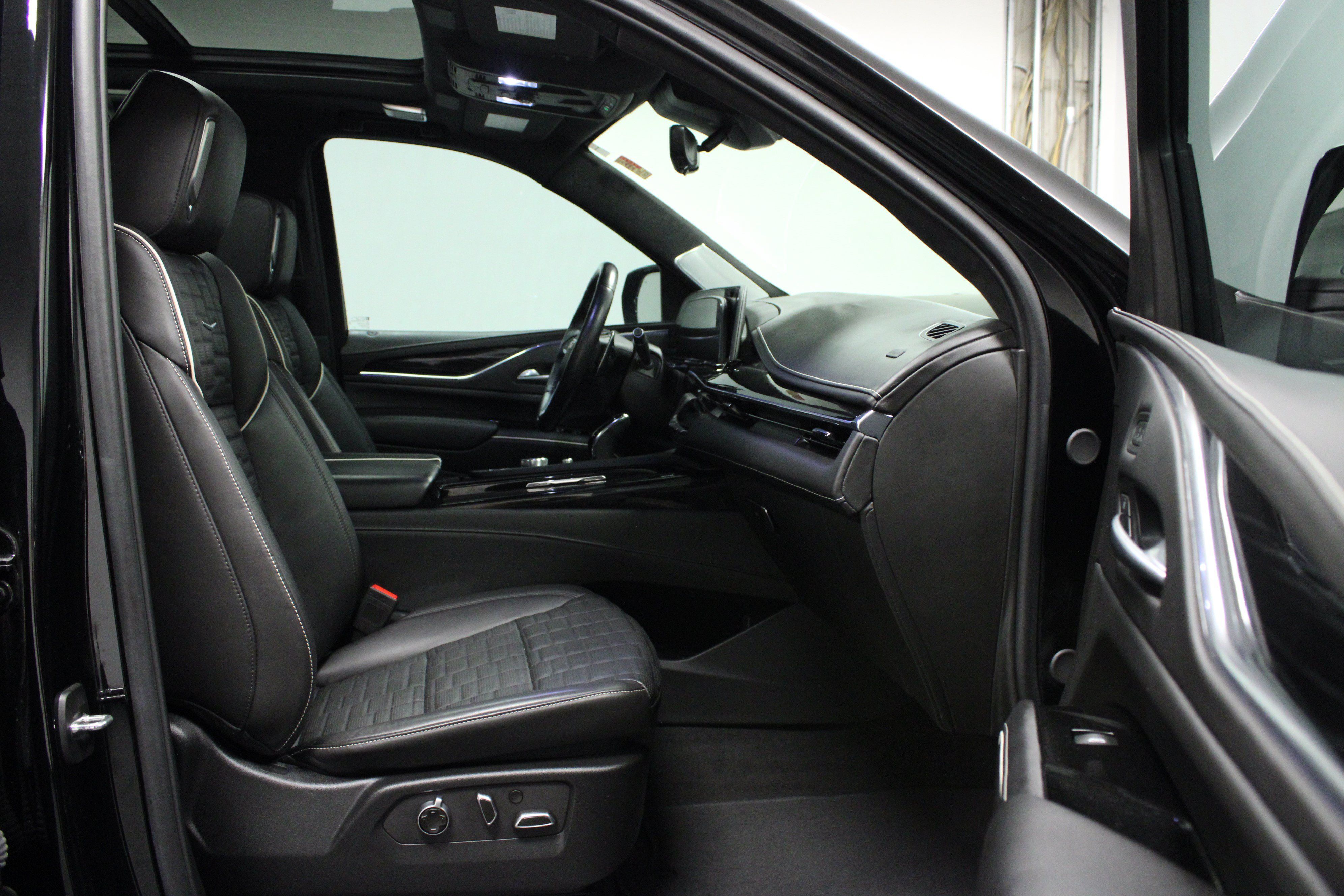 Used 2024 Cadillac Escalade ESV V AWD/4WD image 18