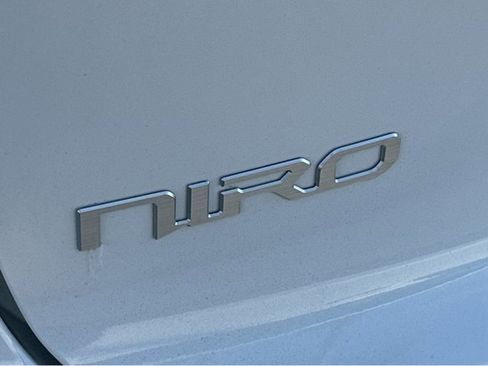 Certified 2025 Kia Niro EX image 38