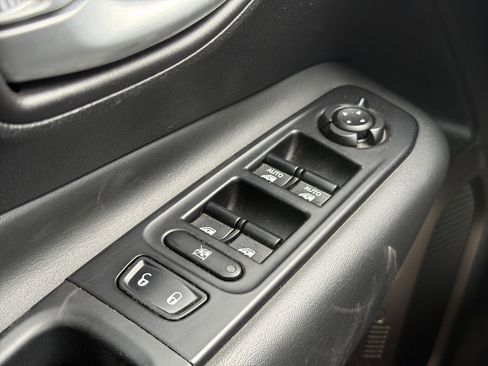 Used 2023 Jeep Renegade Latitude AWD/4WD image 11