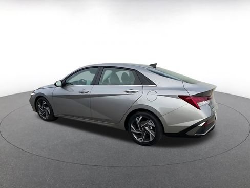 Used 2025 Hyundai Elantra Limited image 10