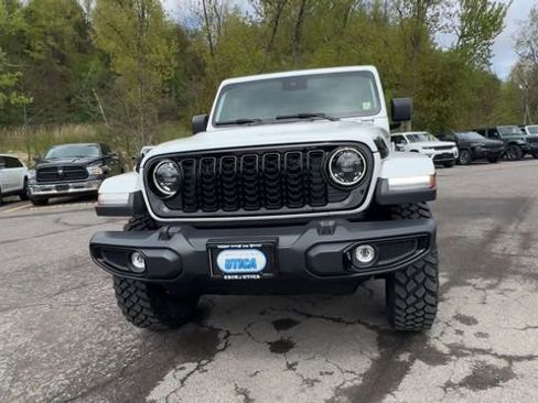 Used 2025 Jeep Gladiator Sport AWD/4WD image 3