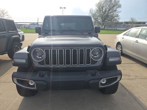 Used 2025 Jeep Wrangler Unlimited Sahara AWD/4WD image 3