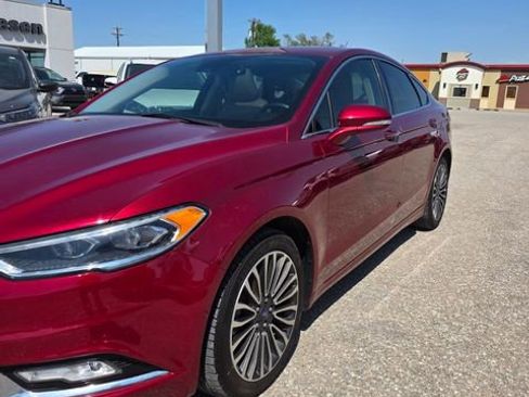 Used 2017 Ford Fusion SE w/ Fusion SE Technology Package FWD image 2