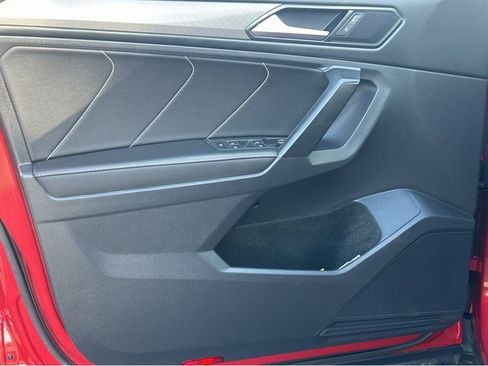 Used 2022 Volkswagen Tiguan SE image 36