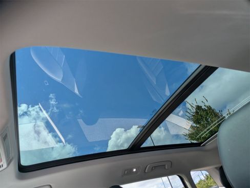 Used 2022 Volkswagen Taos SEL image 27