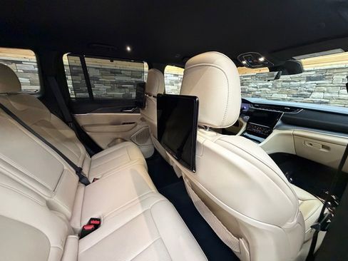 Used 2023 Jeep Grand Cherokee Limited w/ Luxury Tech Group II image 30