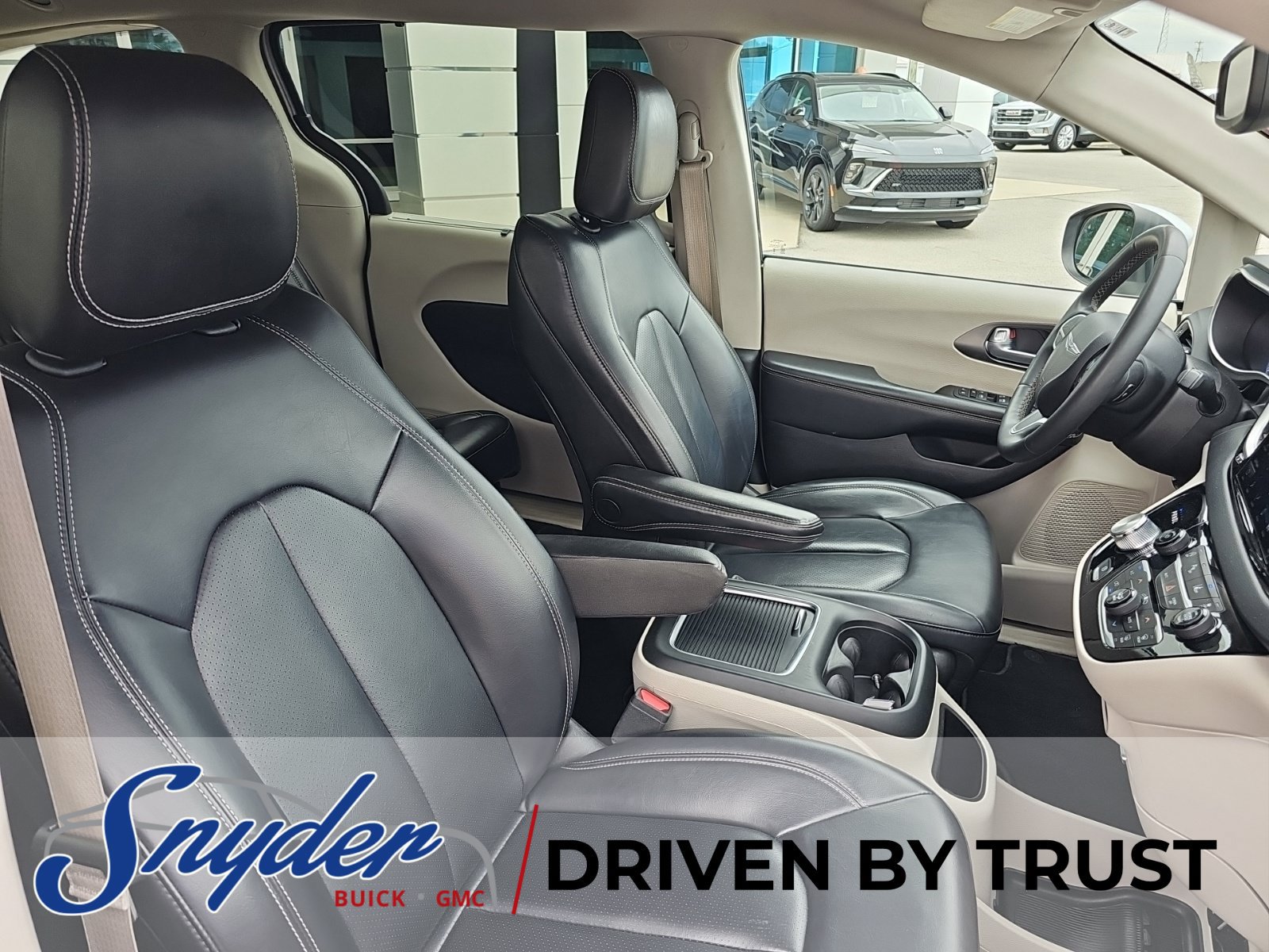 Used 2023 Chrysler Pacifica Touring-L FWD image 31