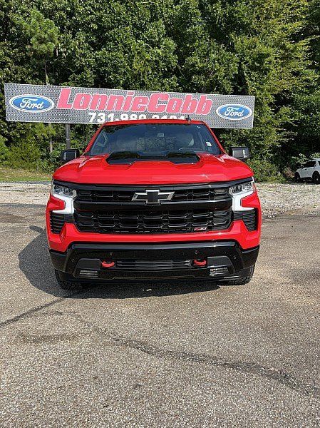 Used 2024 Chevrolet Silverado 1500 LT Trail Boss w/ Convenience Package II AWD/4WD image 2