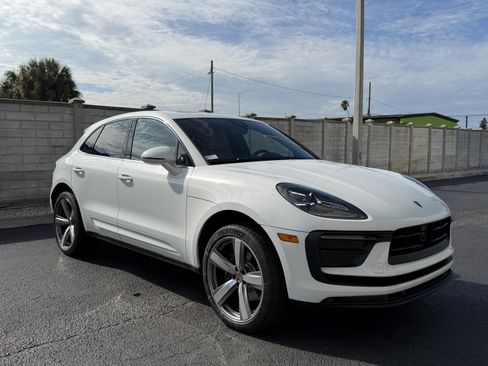 Certified 2025 Porsche Macan AWD/4WD image 7
