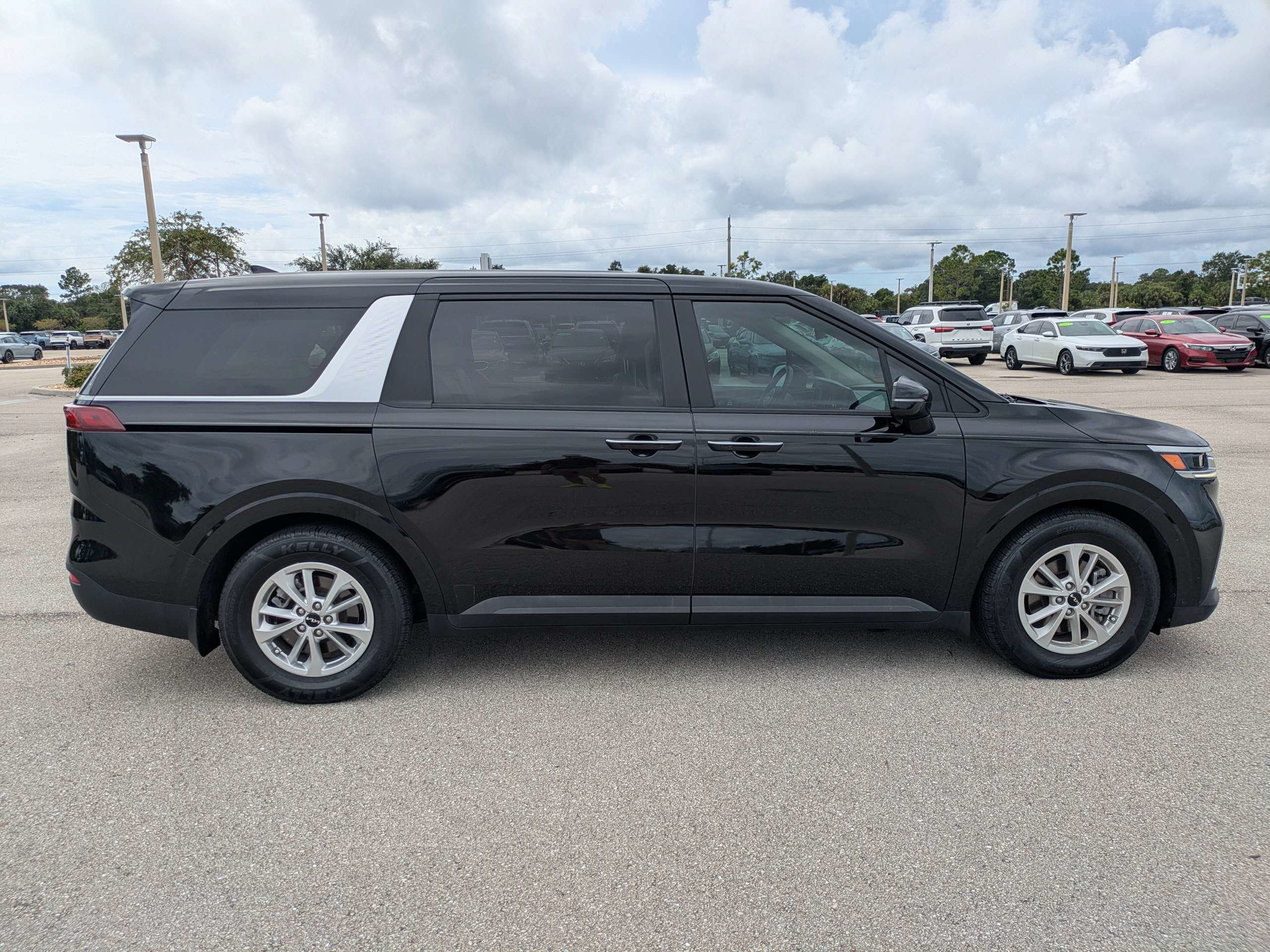 Certified 2022 Kia Carnival LX FWD image 3