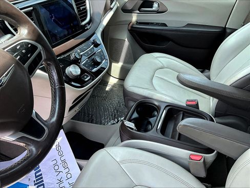 Used 2017 Chrysler Pacifica Touring-L FWD image 21