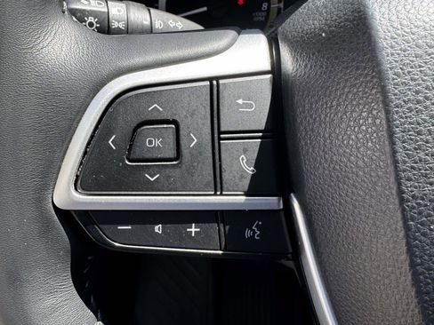 Used 2024 Toyota Highlander LE FWD image 19