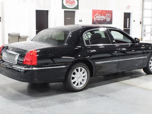 Used 2006 Lincoln Town Car Signature Limited RWD image 16