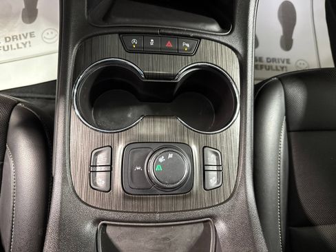 Used 2023 GMC Acadia SLT w/ Elevation Edition FWD image 32