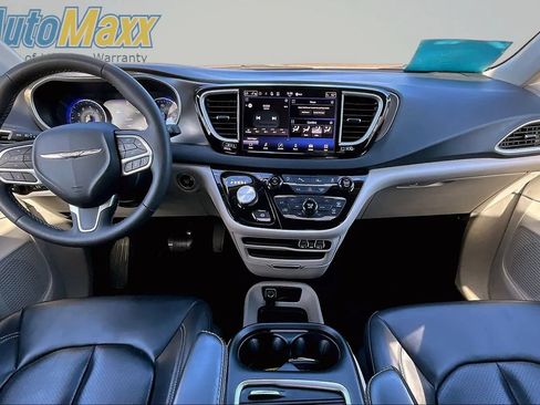 Used 2023 Chrysler Pacifica Touring-L FWD image 7