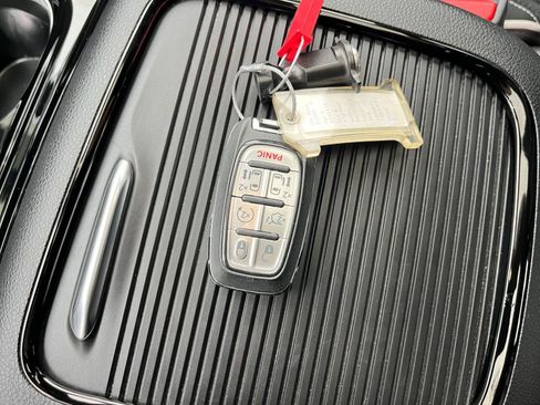 Used 2025 Chrysler Pacifica Limited image 22