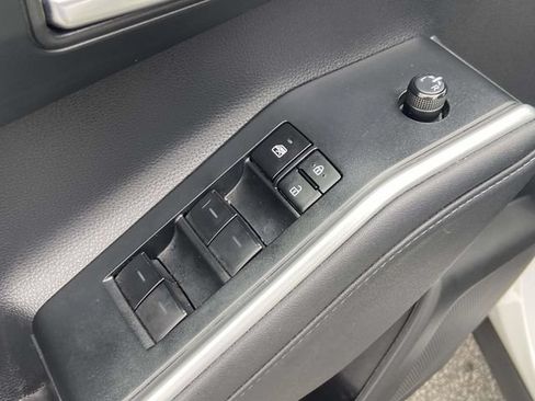 Used 2023 Toyota Highlander XLE AWD/4WD image 15