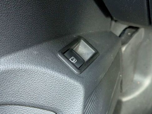 Certified 2022 Volkswagen Taos SE image 32