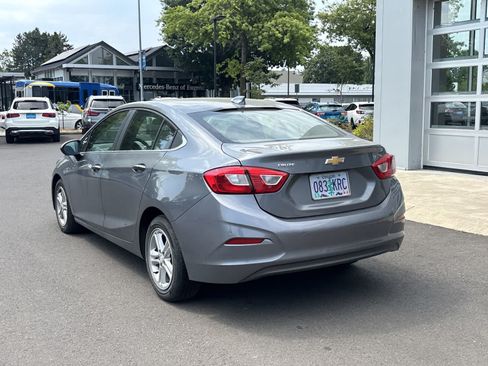 Used 2018 Chevrolet Cruze LT w/ Convenience Package FWD image 3