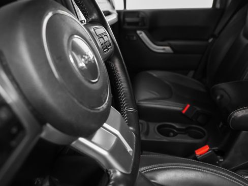 Used 2015 Jeep Wrangler Unlimited Rubicon AWD/4WD image 30