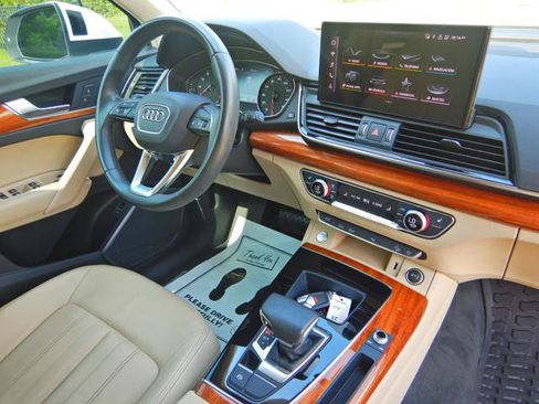 Used 2023 Audi Q5 2.0T Premium w/ Convenience Package AWD/4WD image 2