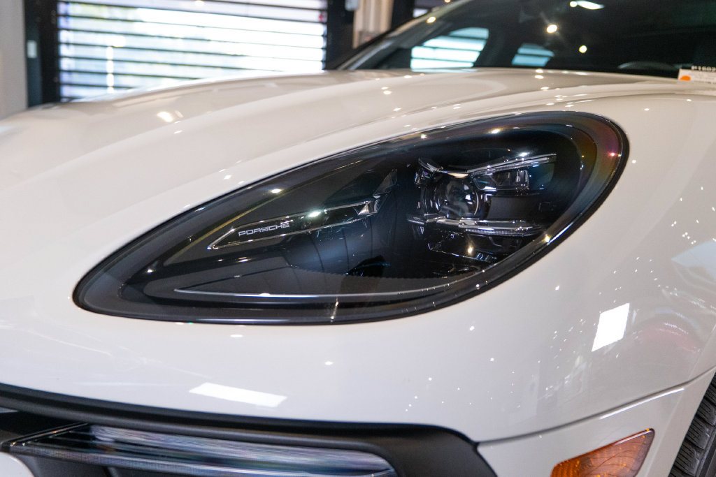 Certified 2023 Porsche Macan AWD/4WD image 14