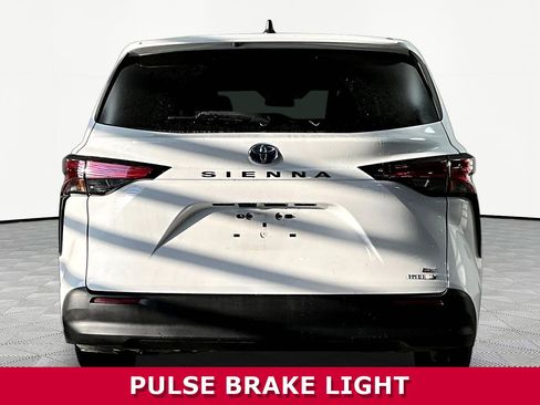 Used 2022 Toyota Sienna LE FWD image 5