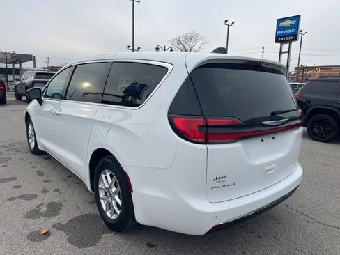 Used 2024 Chrysler Pacifica Touring-L image 12