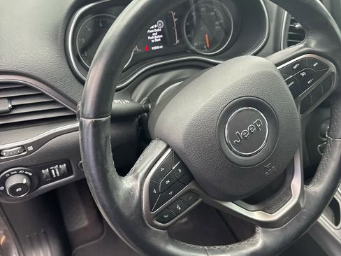 Used 2019 Jeep Cherokee Latitude Plus w/ Comfort/Convenience Group image 10