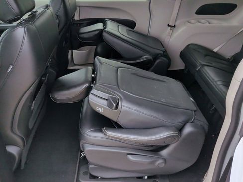 Used 2024 Chrysler Pacifica Limited FWD image 38