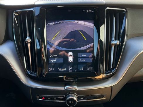 Used 2020 Volvo XC60 T5 Momentum w/ Protection Package Premier image 17