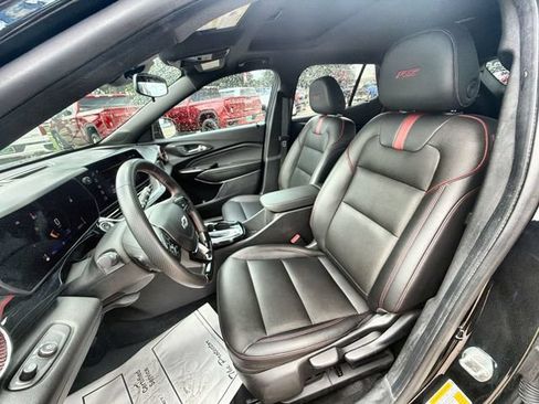 Used 2024 Chevrolet Trax RS w/ Sunroof Package FWD image 18