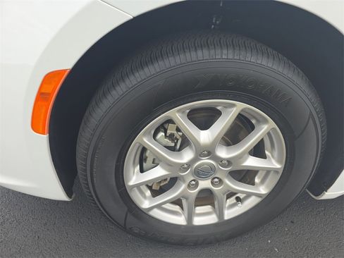 Used 2024 Chrysler Pacifica Touring-L image 10