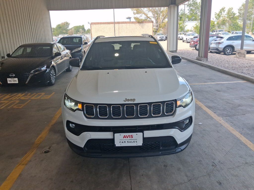 Used 2025 Jeep Compass Latitude w/ Sun & Sound Group AWD/4WD image 4