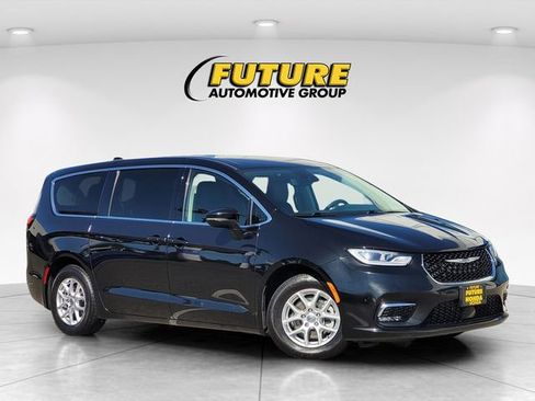 Used 2023 Chrysler Pacifica Touring-L FWD image 1