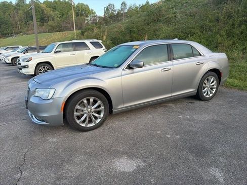 Used 2018 Chrysler 300 Touring L image 3