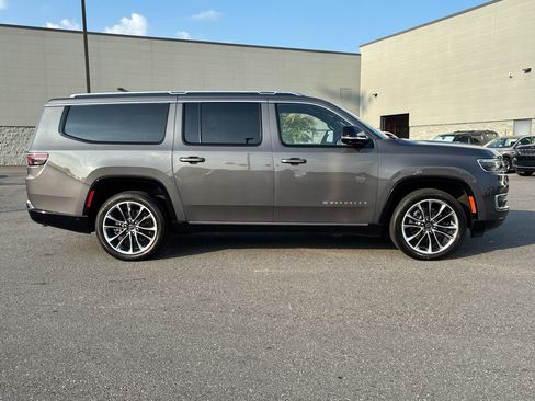Used 2023 Jeep Wagoneer L Series III w/ Premium Group I AWD/4WD image 4