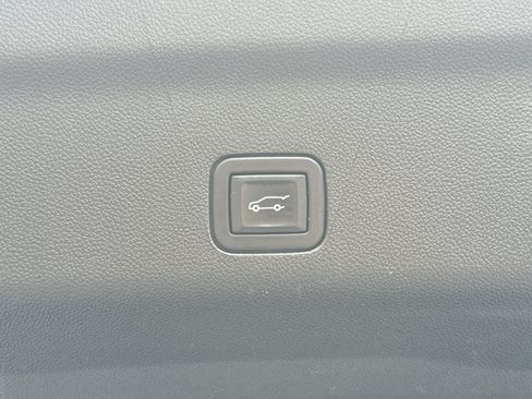 Used 2023 GMC Yukon XL SLT w/ SLT Luxury Package AWD/4WD image 12