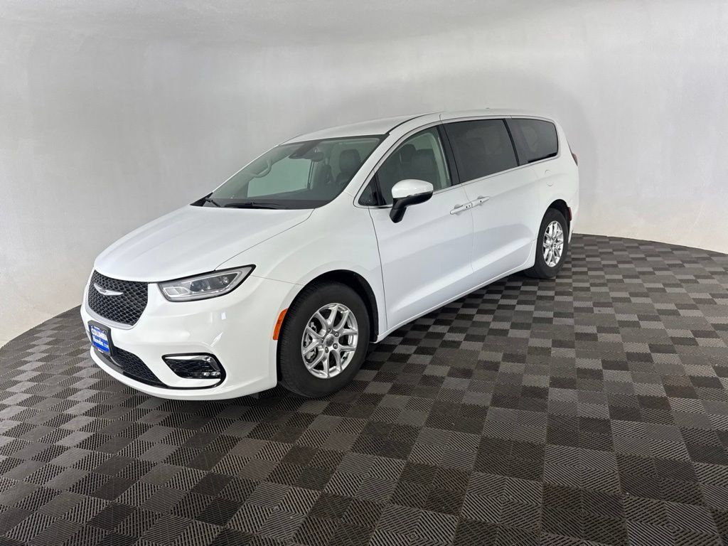 Used 2023 Chrysler Pacifica Touring-L FWD image 3