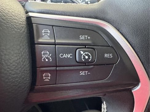 Used 2024 Jeep Grand Cherokee L Altitude AWD/4WD image 17