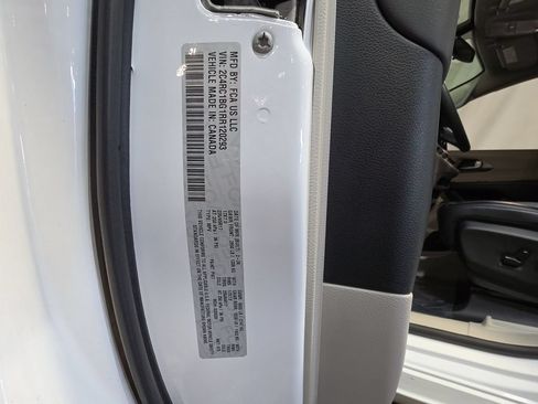Used 2024 Chrysler Pacifica Touring-L FWD image 26