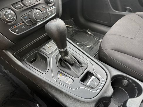 Used 2019 Jeep Cherokee Latitude w/ Popular Appearance Group FWD image 19