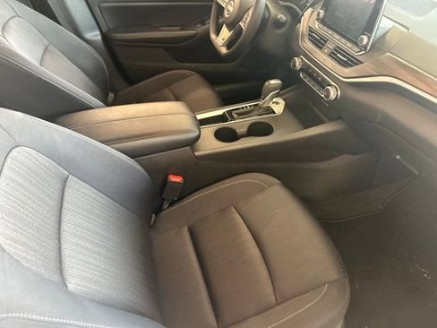Used 2025 Nissan Altima 2.5 SV FWD image 9