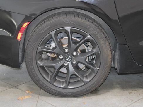 Used 2025 Chrysler Pacifica Limited FWD image 12