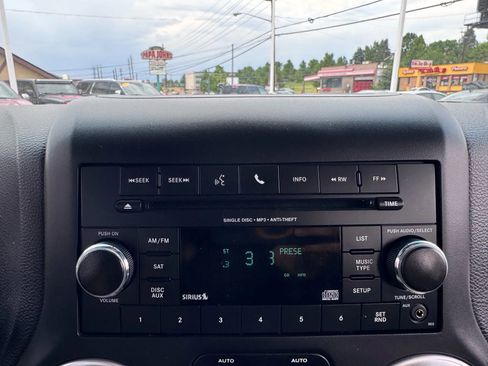 Used 2017 Jeep Wrangler Unlimited Rubicon w/ Connectivity Group image 22