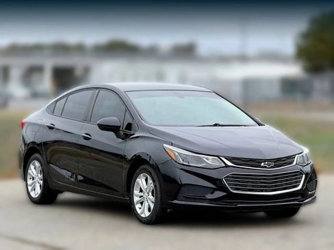 Used 2018 Chevrolet Cruze LS FWD image 1