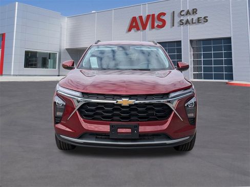 Used 2025 Chevrolet Trax LT w/ LT Convenience Package image 2