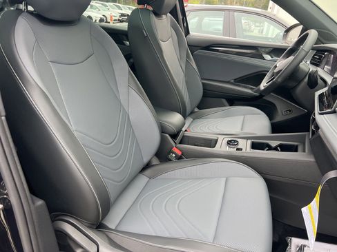 New 2026 Volkswagen Tiguan SE R-Line FWD image 32