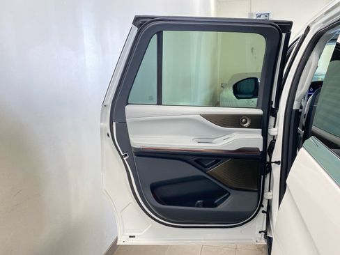 New 2026 Lincoln Navigator L Black Label AWD/4WD image 18