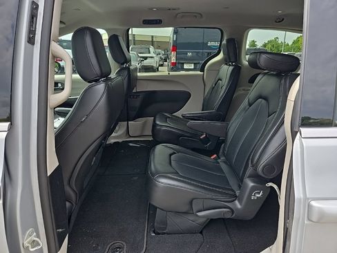 Used 2024 Chrysler Pacifica Touring-L FWD image 15